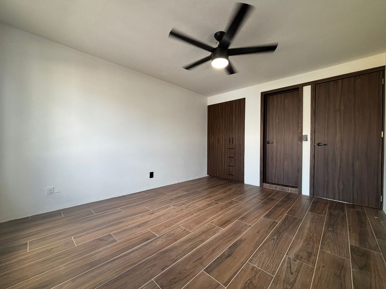Consultorio Mentara con piso de madera y puertas de madera
